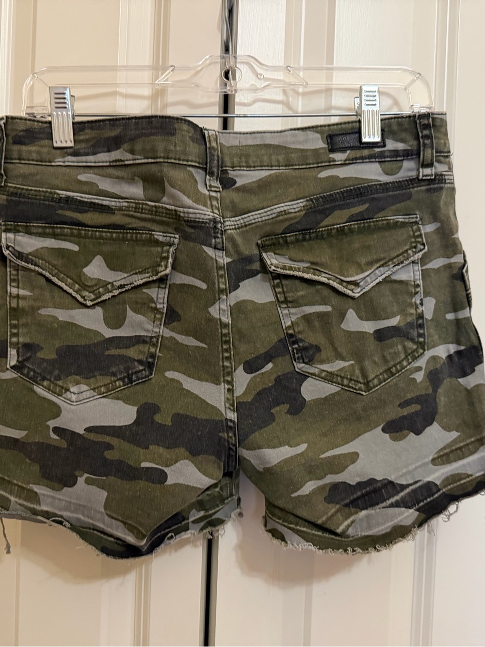 Kut from the Kloth Camo Cargo Shorts in Olive and Grey - size 6 - Picture 2 of 3